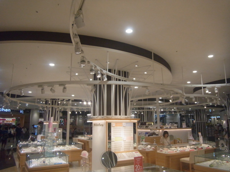 ショッピングモール柱飾り